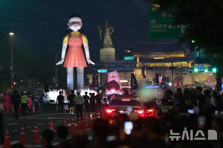 [서울=뉴시스] 권창회 기자 = 28일 서울 중구 서울시청 인근에서 2025 K콘텐츠 서울여행주간 오징어게임 퍼레이드 행사가 열리고 있다. 2025.06.28. kch0523@newsis.com