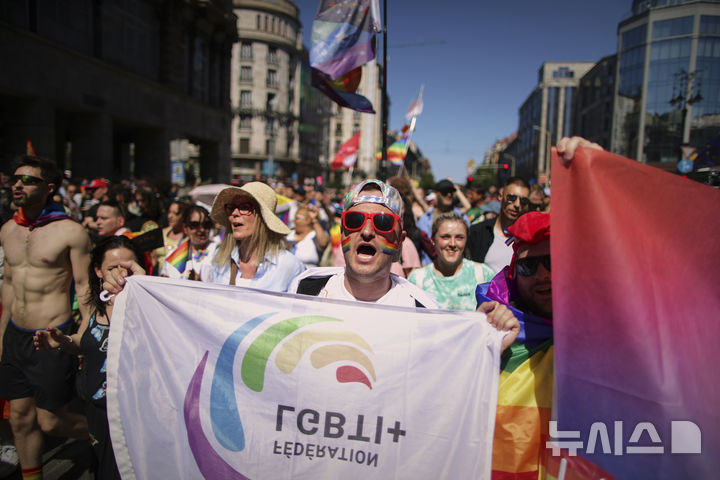 [부다페스트=AP/뉴시스] 28일(현지 시간) 헝가리 부다페스트에서 열린 LGBTQ+ 프라이드 행진 참가자들이 행진하고 있다. 2025.06.30.