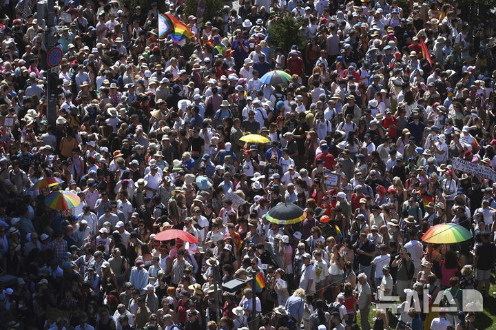 [부다페스트=AP/뉴시스] 28일(현지 시간) 헝가리 부다페스트에서 열린 LGBTQ+ 프라이드 행진 참가자들이 행진하고 있다. 2025.06.30.<font style="vertical-align: inherit;"><font style="vertical-align: inherit;"></font></font>