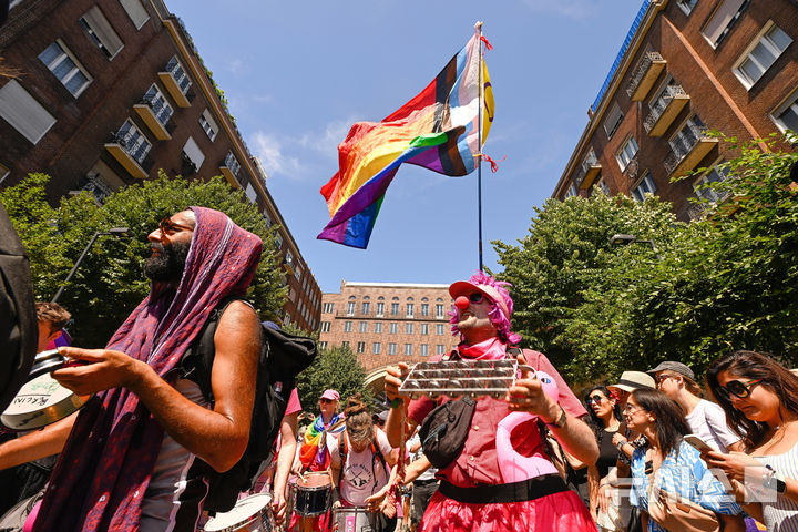 [부다페스트=AP/뉴시스] 28일(현지 시간) 헝가리 부다페스트에서 열린 LGBTQ+ 프라이드 행진 참가자들이 행진하고 있다. 2025.06.30.