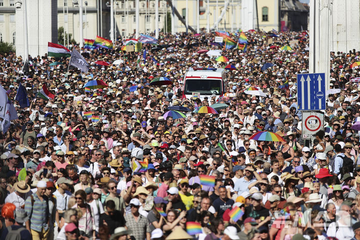 [부다페스트=AP/뉴시스] 28일(현지 시간) 헝가리 부다페스트에서 열린 LGBTQ+ 프라이드 행진 참가자들이 엘리자베트 다리를 건너고 있다. 2025.06.30.