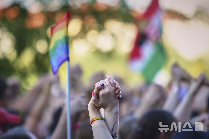 [부다페스트=AP/뉴시스] 28일(현지 시간) 헝가리 부다페스트에서 열린 LGBTQ+ 프라이드 행진 참가자들이 손을 잡고 있다. 2025.06.30.