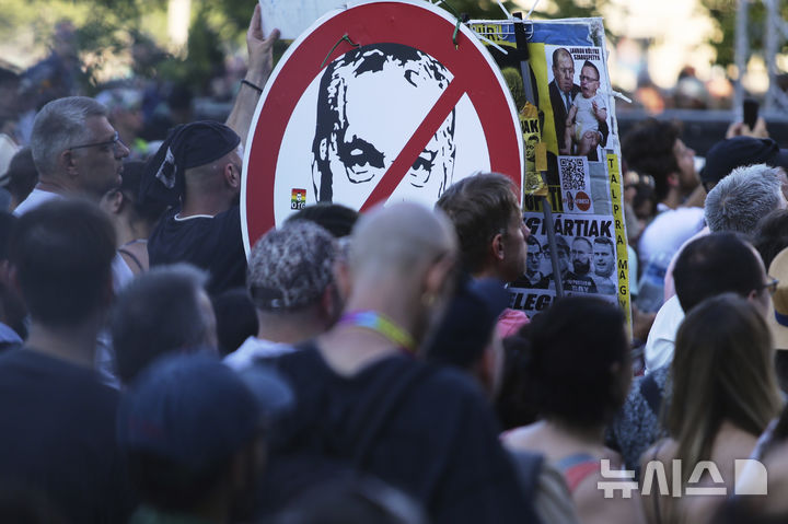 <font style="vertical-align: inherit;"><font style="vertical-align: inherit;">[부다페스트=AP/뉴시스] 28일(현지 시간) 헝가리 부다페스트에서 열린 LGBTQ+ 프라이드 행진 참가자들이 빅토르 오르반 총리를 비판하는 피켓을 들고 있다. 2025.06.30.</font></font>