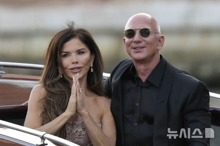 [베네치아= AP/뉴시스] 아마존 창업자 제프 베이조스가 약 7억3670만 달러(약 1조22억원) 규모의 자사 주식 330만 주 이상을 매각했다고 1일(현지 시간) CNBC가 보도했다. 사진은 지난달 28일 베네치아의 아만 호텔을 떠나 연회장으로 가는 제프 베조스와 로렌 산체스 베조스 부부. 2025.07.02. 