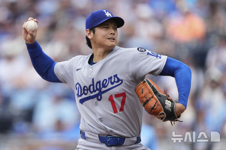 [캔자스시티=AP/뉴시스] LA 다저스의 오타니 쇼헤이가 29일(한국 시간) 미국 미주리주 캔자스시티의 카우프먼 스타디움에서 열린 2025 메이저리그(MLB) 캔자스시티 로열스와의 경기에 선발 등판해 역투하고 있다. 2025.06.29