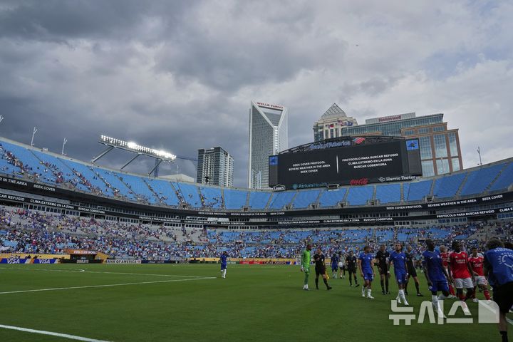 [샬럿=AP/뉴시스] 2025 국제축구연맹(FIFA) 클럽월드컵 16강 첼시 대 벤피카 맞대결, 뇌우 위험으로 중단.. 2025.06.28.