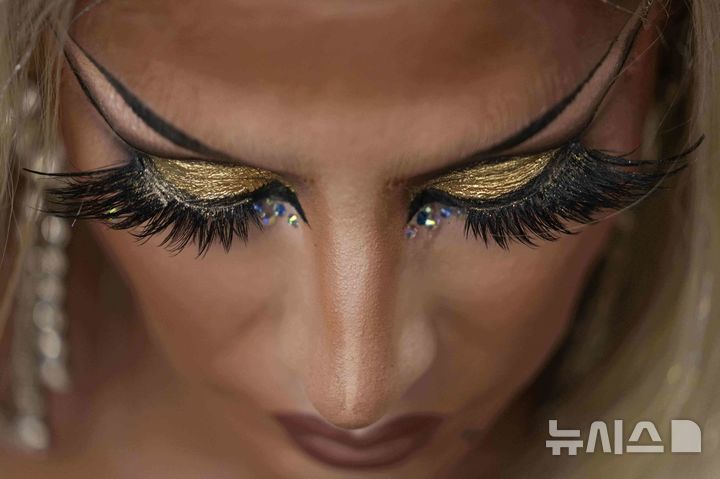 [파나마시티=AP/뉴시스] 28일(현지 시간) 파나마 수도 파나마시티에서 열린 프라이드 퍼레이드에서 한 참가자가 행진하고 있다. 이번 행사는 '6월 성소수자(LGBTQ+) 인권의 달'을 마무리하는 일환으로 열렸다. 2025.06.29.