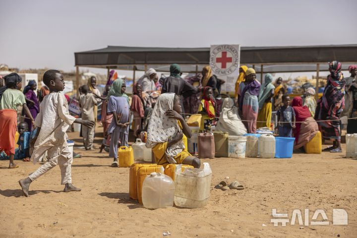 [아드레(차드)=AP/뉴시스]차드 아드레의 적십자 물 공급 캠프에 2025년 5월6일 물을 받기 위해 난민들이 줄을 서 있다. 차드 동부에서 두 가족 간의 식수 공급을 둘러싼 충돌이 보복의 악순환으로 번진 후 최소 42명이 사망했다고 차드 부총리가 26일 밤(현지시각) 밝혔다. 2026.04.27.