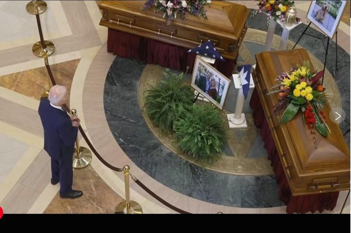 [미니애폴리스=AP/뉴시스] 조 바이든 전 대통령이 28일 미네소타주 미니애폴리스 주의회 의사당에서 거행된 멜리사 호트먼 주하원의장 부부의 장례식에 참석해 부부의 사진을 보고 있다.2025.06.29. *재판매 및 DB 금지