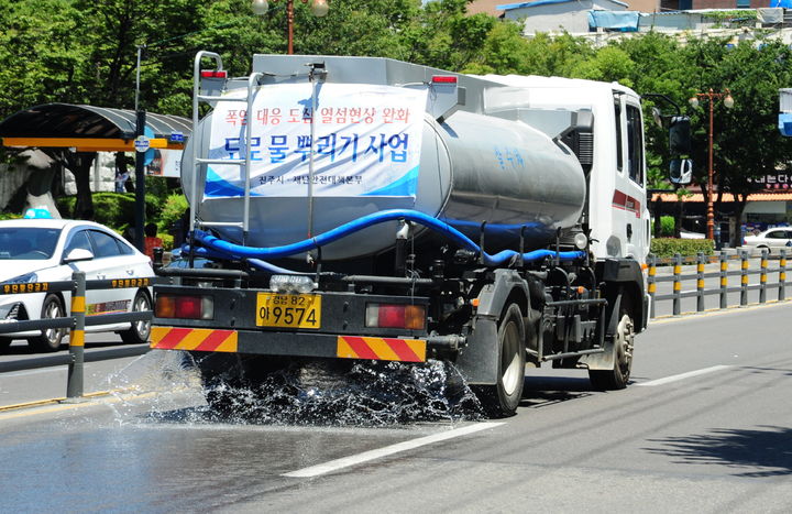[진주=뉴시스] 진주시, 도로 물뿌리기 사업.(사진=진주시 제공).2025.06.29.photo@newsis.com *재판매 및 DB 금지