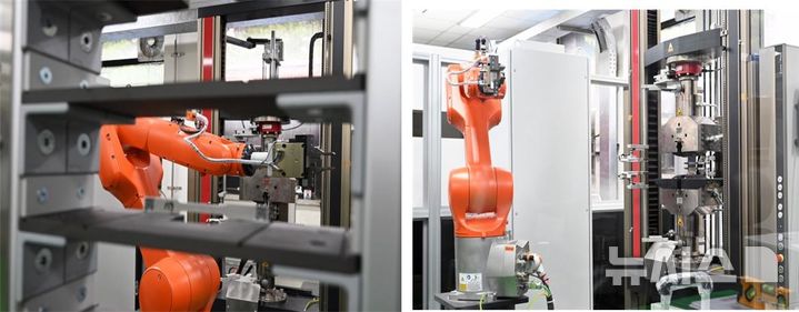 [창원=뉴시스]한국재료연구원(KIMS) 재료데이터·분석연구본부 이호원 박사 연구팀이 사람 대신 AI가 실험하는 자율 실험실 'KIMS 오토노머스 랩'을 개발했다. 사진은 인간의 개입 없이 인장시험을 수행하는 로봇 팔 활용 자동 인장기.(사진=한국재료연구원 제공) 2025.06.29. photo@newsis.com