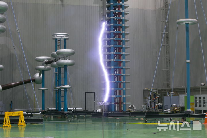 [창원=뉴시스]KERI 고전압 시험동의 인공 낙뢰(번개) 모의시험.(사진=KERI 제공) 2025.06.29. photo@newsis.com