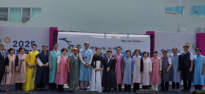 [안동=뉴시스] 지난 27~28일 한국한복진흥원(상주)에서 열린 '한복문화산책' 개막식. (사진=경북도 제공) 2025.06.29. photo@newsis.com *재판매 및 DB 금지
