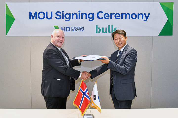 [서울=뉴시스] HD현대일렉트릭은 최근 노르웨이의 데이터·통신 인프라 전문 기업 벌크 인프라스트럭처(Bulk Infrastructure)와 데이터센터용 전력변압기, 고압차단기 등 전력기자재 공급 협력을 위한 업무협약(MOU)을 체결했다고 29일 밝혔다. 이날 행사에는 HD현대일렉트릭 전력영업부문장 양재철 전무(사진 오른쪽)와 벌크 인프라스트럭처 토르비욘 모에(Torbjørn Moe) 최고사업개발책임자(사진 왼쪽)가 참석했다.(사진제공=HD현대). 2025.06.29. photo@newsis.com *재판매 및 DB 금지