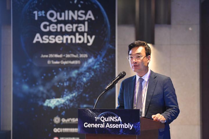 LG유플러스는 글로벌 양자 기술 표준화를 추진하는 민간 연합체 ‘QuINSA(퀸사·Quantum INdustrial Standard Association)’의 초대 의장사로 선정됐다고 29일 밝혔다. 사진은 주엄개 LG유플러스 유선사업담당이 지난 25일 QuINSA 국제총회에서 취임사를 하고 있는 모습.(사진=LG 유플러스 제공) *재판매 및 DB 금지