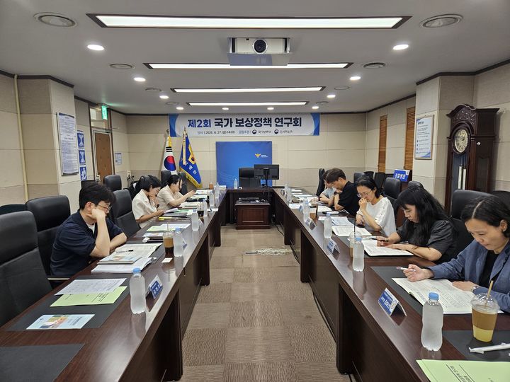 [서울=뉴시스]27일 오후 서울경찰병원에서 열린 제2회 국가 보상정책 연구회에서 국가보훈부, 인사혁신처, 국방부 경찰청 관계자들이 재해보상 제도개선 방안에 대해 토론하고 있다. (사진=보훈부 제공) 2025.06.29.&nbsp;&nbsp; *재판매 및 DB 금지