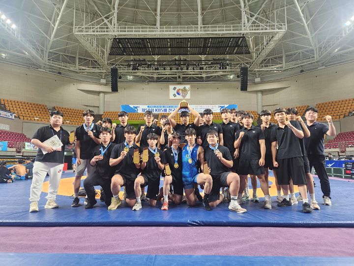 지난 20일부터 24일까지 경북 상주실내체육관에서 열린 전국레슬링대회에서 단체 우승을 차지한 충북체고 레슬링팀이 기념사진을 찍고 있다.(사진=충북체고 제공).2025.06.29.photo@newsis.com *재판매 및 DB 금지