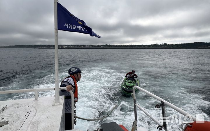 [서귀포=뉴시스] 28일 오후 3시18분께 서귀포시 성산읍 주어동포구 인근 해상에서 수상오토바이 시운전 중 배터리 이상으로 표류중 이라는 신고가 해경에 접수됐다. 사진은 구조에 나선 해경이 수상오토바이를 예인하는 모습. (사진=서귀포해양경찰서 제공) 2025.06.29. photo@newsis.com *재판매 및 DB 금지