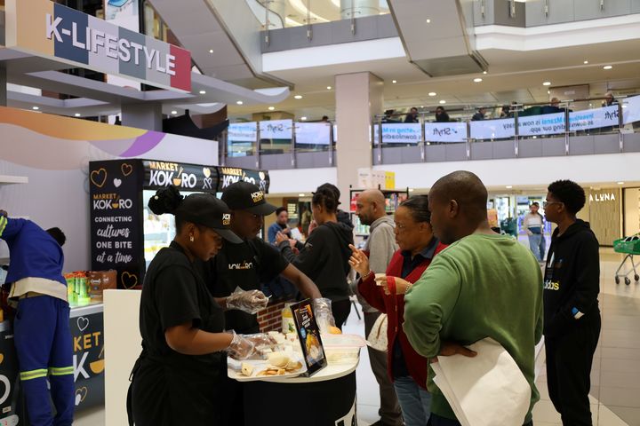 [서울=뉴시스] 대한무역투자진흥공사는 지난 20일부터 29일까지 남아공 요하네스버그 최대 쇼핑센터 샌튼시티(Sandton City)에서 'K-푸드 & 컬쳐 페스티벌'을 개최했다고 29일 밝혔다.(사진제공=대한무역투자진흥공사). 2025.06.29. photo@newsis.com *재판매 및 DB 금지