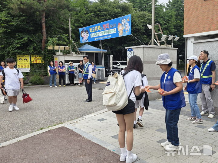 [시흥=뉴시스] 학교폭력 예방 캠페인 현장. (사진=시흥시 제공). 2025.06.29.photo@newsis.com