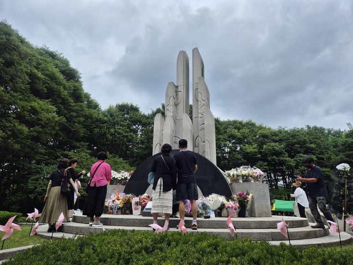[서울=뉴시스] 이명동 기자 = 삼풍백화점 붕괴 참사 유가족 등이 사고 발생 30주기를 맞은 29일 오전 서울 서초구 양재시민의숲 내부 삼풍백화점 붕괴 참사 위령탑에 모여 헌화하고 있다. 2025.06.29. ddingdong@newsis.com *재판매 및 DB 금지