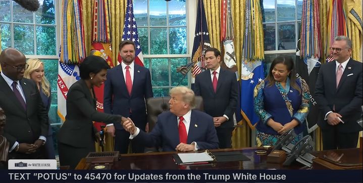 [뉴시스] 아프리카 출신 백악관 출입기자 하리아나 베라스와 악수하는 도널드 트럼프 미 대통령. (사진=백악관 유튜브 캡처) 2025.6.29 *재판매 및 DB 금지