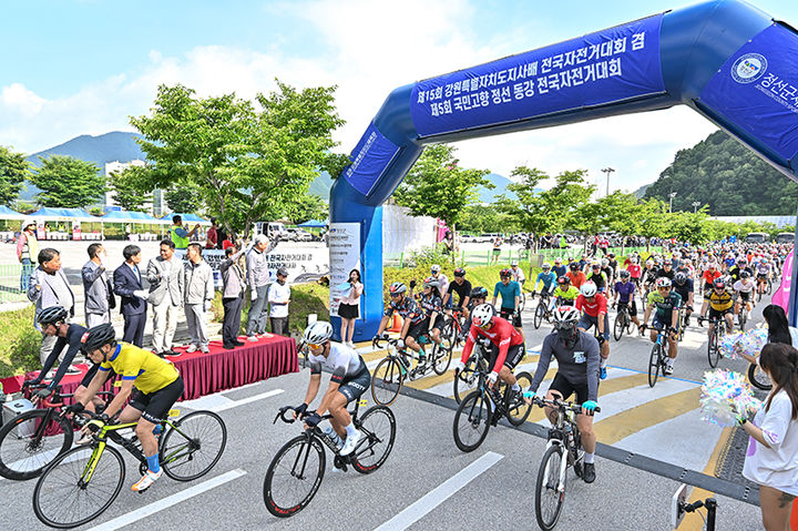 전국 자전거 동호인 1000여 명이 참가한 ‘제5회 정선 동강 전국자전거대회’가 29일 정선종합운동장에서 힘차게 출발하고 있다.(사진=정선군 제공) *재판매 및 DB 금지