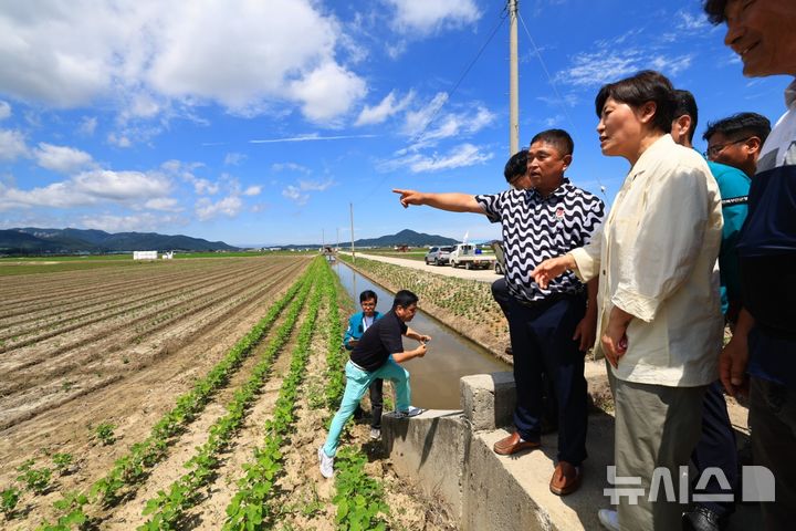 [세종=뉴시스]송미령 농림축산식품부 장관이 29일 전북 부안군 행안면의 논콩 전문생산단지를 방문해 농업인들의 의견을 듣고 있다. (사진=농림축산식품부 제공)