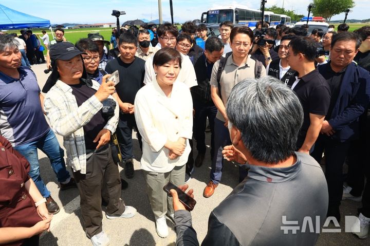 [세종=뉴시스]송미령 농림축산식품부 장관이 29일 전북 부안군 행안면의 논콩 전문생산단지를 방문해 농업인들의 의견을 듣고 있다. (사진=농림축산식품부 제공)