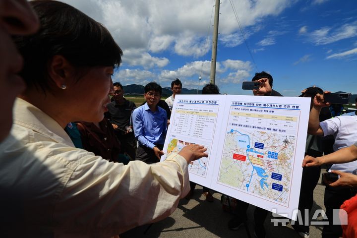 [세종=뉴시스]송미령 농림축산식품부 장관이 29일 전북 부안군 행안면의 논콩 전문생산단지를 방문해 농업인들의 의견을 듣고 있다. (사진=농림축산식품부 제공)
