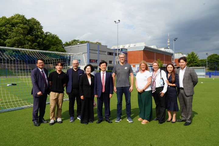 [진주=뉴시스]조규일 진주시장을 비롯한 진주시 글로벌대표단은 독일 TSC클럽 방문해 교류방안에 대해 논의했다.(사진=진주시 제공).2025.06.29.photo@newsis.com *재판매 및 DB 금지