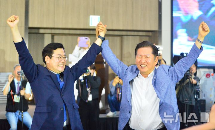 [청주=뉴시스] 서주영 기자 = 더불어민주당 당대표 예비후보인 박찬대·정청래 의원이 29일 오후 충북 청주시 오스코에서 열린 더민주전국혁신회의 2025 전국대회에 참석해 포즈를 취하고 있다. 2025.06.29. juyeong@newsis.com