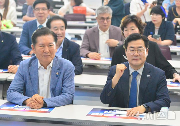 [청주=뉴시스] 서주영 기자 = 더불어민주당 당대표 예비후보인 박찬대·정청래 의원이 29일 오후 충북 청주시 오스코에서 열린 더민주전국혁신회의 2025 전국대회에 참석하고 있다. 2025.06.29. juyeong@newsis.com