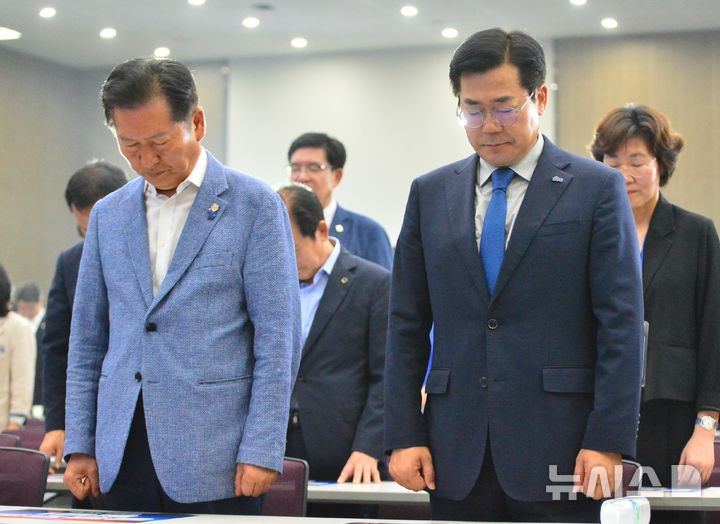 [청주=뉴시스] 서주영 기자 = 29일 오후 충북 청주시 오스코에서 열린 더민주전국혁신회의 2025 전국대회에 참석한 더불어민주당 당대표 예비후보인 박찬대·정청래 의원이 묵념을 하고 있다. 2025.06.29. juyeong@newsis.com
