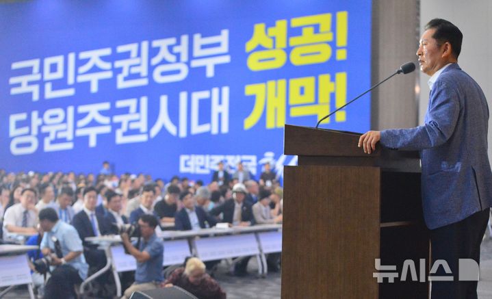 [청주=뉴시스] 서주영 기자 = 29일 오후 충북 청주시 오스코에서 열린 더민주전국혁신회의 2025 전국대회에 참석한 더불어민주당 당대표 예비후보인 정청래 의원이 인사발언하고 있다. 2025.06.29. juyeong@newsis.com