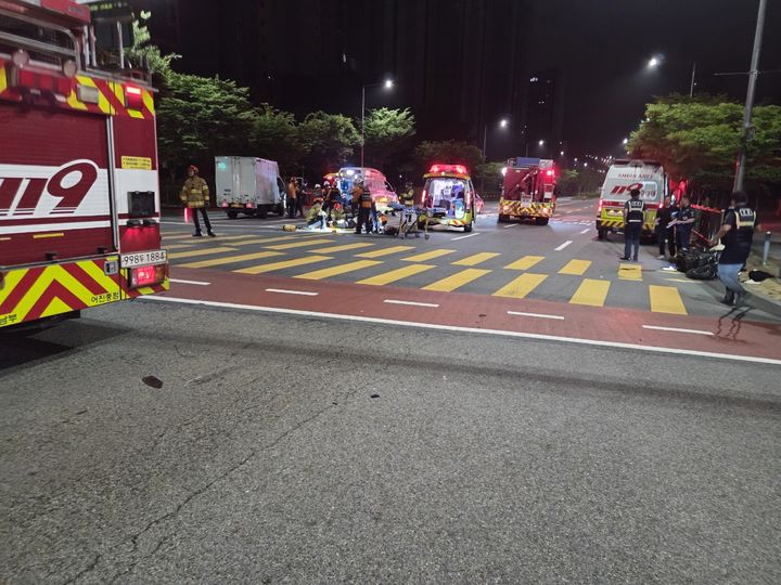 [세종=뉴시스] 29일 새벽 세종시 아름동 교차로에서 오토바이가 1t 트럭과 충돌한 사고 현장에 출동한 구급대가 구조에 나서고 있다. (사진=세종소방서 제공) 2025.06.29. photo@newsis.com&nbsp; *재판매 및 DB 금지