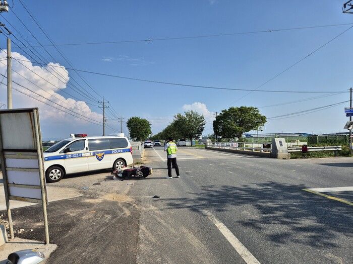 [논산=뉴시스] 경찰이 지난 28일 오후 4시52분께 충남 논산시 광석면 이사교 인근 교차로에서 발생한 시내버스·오토바이 충돌 현장을 방문해 사고 조사를 하고 있다. (사진=논산소방서 제공) 2025.06.29. photo@newsis.com *재판매 및 DB 금지
