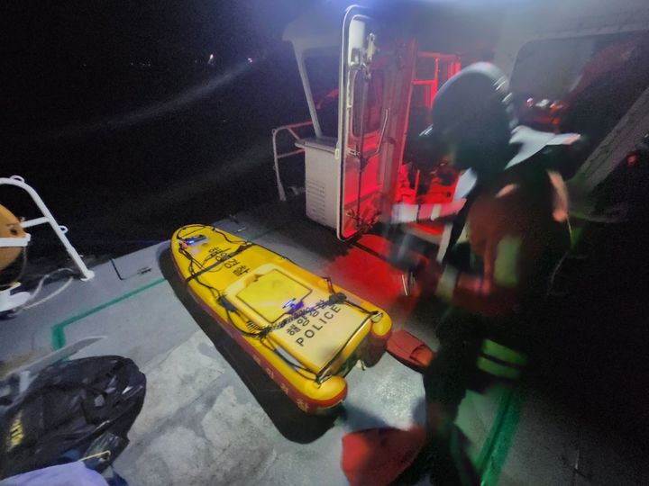 [보령=뉴시스] 29일 오전 충남 보령시 직언도에서 40대 남성이 고립됐다.(사진=보령해양경찰서 제공) 2025.06.29. photo@newsis.com *재판매 및 DB 금지