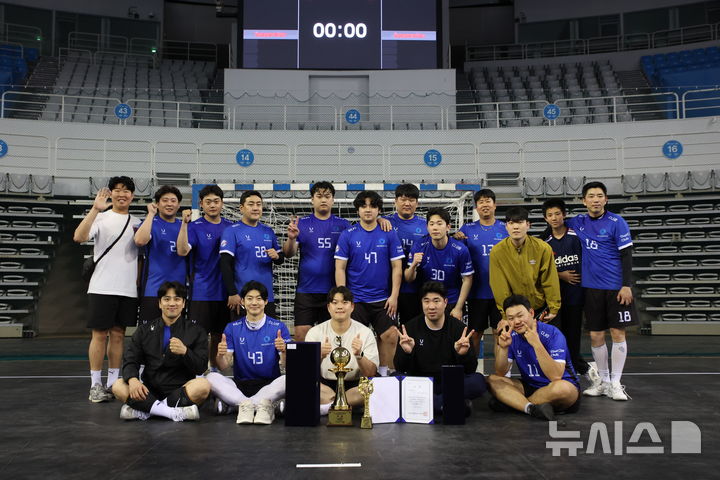 [서울=뉴시스] 제17회 대한핸드볼협회장배 전국생활체육 핸드볼대회 남자 챔피언부에서 우승한 Thatcher CLUB. (사진=대한핸드볼협회 제공)