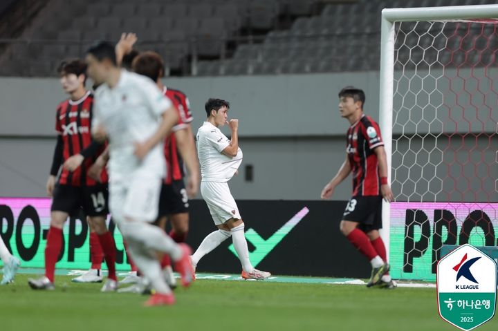 [서울=뉴시스] 프로축구 K리그1 포항스틸러스의 이동희. (사진=한국프로축구연맹 제공) *재판매 및 DB 금지