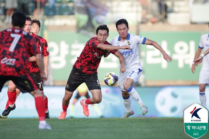 [서울=뉴시스] 프로축구 K리그2 인천 유나이티드의 박승호(오른쪽), 김포FC의 이찬형. (사진=한국프로축구연맹 제공)