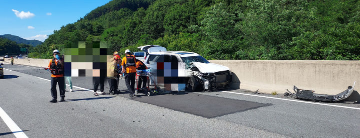 [무주=뉴시스] 29일 오후 3시41분께 전북 무주군 적상면을 지나는 대전통영고속도로 통영방향 159.4㎞ 지점에서 스포츠유틸리티차량(SUV)이 앞서가던 트럭을 들이받아 파손돼있다. (사진=전북도소방본부 제공) 2025.06.29. photo@newsis.com *재판매 및 DB 금지
