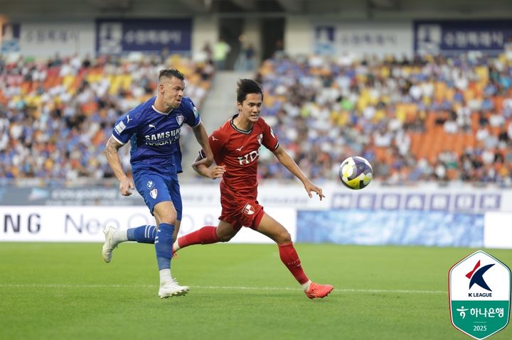 [서울=뉴시스] 프로축구 K리그2 수원 삼성의 일류첸코(왼쪽), 부산 아이파크의 홍욱현. (사진=한국프로축구연맹 제공)