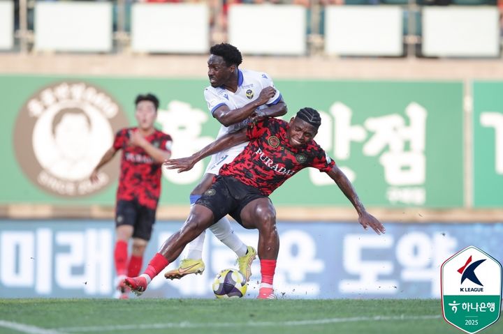 [서울=뉴시스] 프로축구 K리그2 인천 유나이티드의 제르소(왼쪽), 김포FC의 디자우마. (사진=한국프로축구연맹 제공)