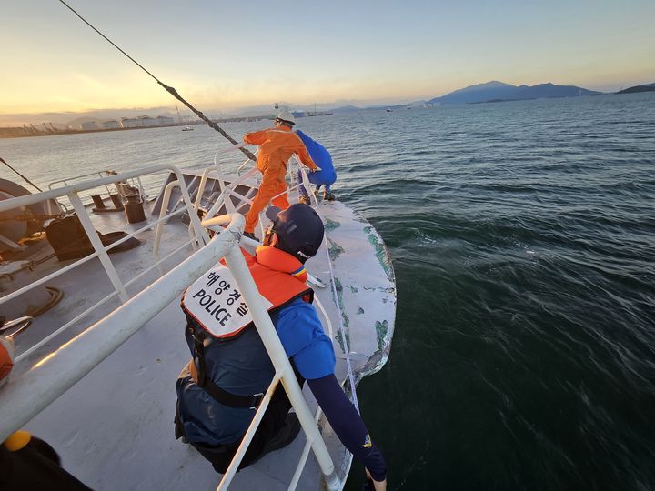 [여수=뉴시스] 여수해경이 29일 오후 여수 낙포부두 인근 해상에서 충돌 사고가고 선박을 조사하고 있다. (사진=여수해경 제공) 2025.06.29. photo@newsis.com *재판매 및 DB 금지