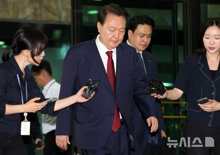 [서울=뉴시스] 이영환 기자 = 내란특검 대면조사를 마친 윤석열 전 대통령이 29일 오전 서울 서초구 서울고검에 마련된 내란특검 사무실에서 나와 귀가하고 있다. 2025.06.29. 20hwan@newsis.com