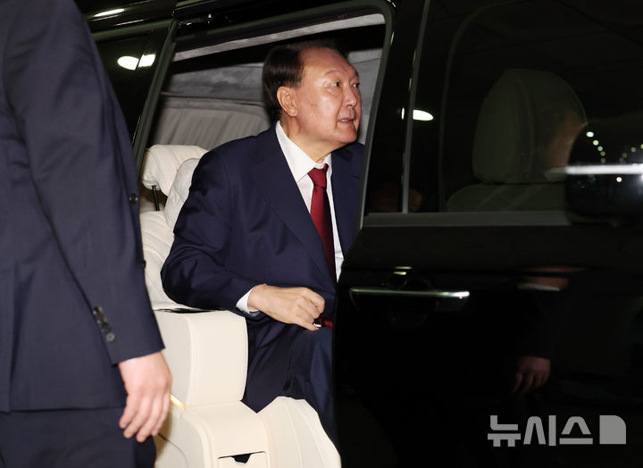 [서울=뉴시스] 이영환 기자 = 내란특검 대면조사를 마친 윤석열 전 대통령이 29일 오전 서울 서초구 서울고검에 마련된 내란특검 사무실에서 나와 귀가하고 있다. 2025.06.29. 20hwan@newsis.com