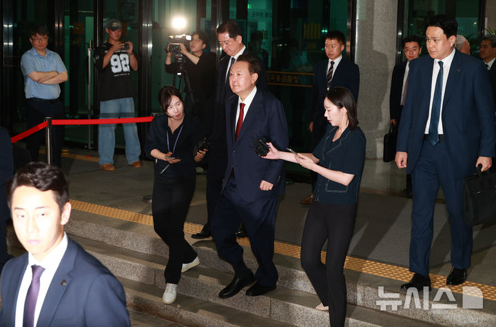 [서울=뉴시스] 이영환 기자 = 내란특검 대면조사를 마친 윤석열 전 대통령이 29일 오전 서울 서초구 서울고검에 마련된 내란특검 사무실에서 나와 귀가하고 있다. (공동취재) 2025.06.29. photo@newsis.com
