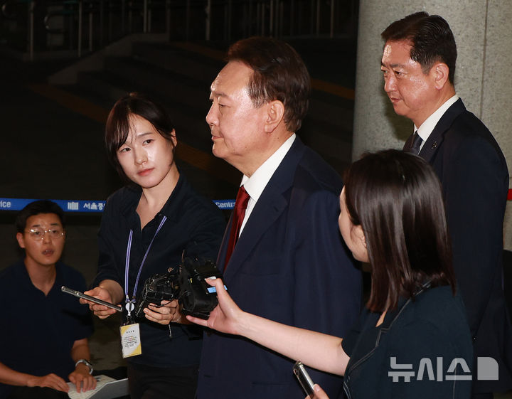 [서울=뉴시스] 이영환 기자 = 내란특검 대면조사를 마친 윤석열 전 대통령이 29일 오전 서울 서초구 서울고검에 마련된 내란특검 사무실에서 나와 귀가하고 있다. (공동취재) 2025.06.29. photo@newsis.com