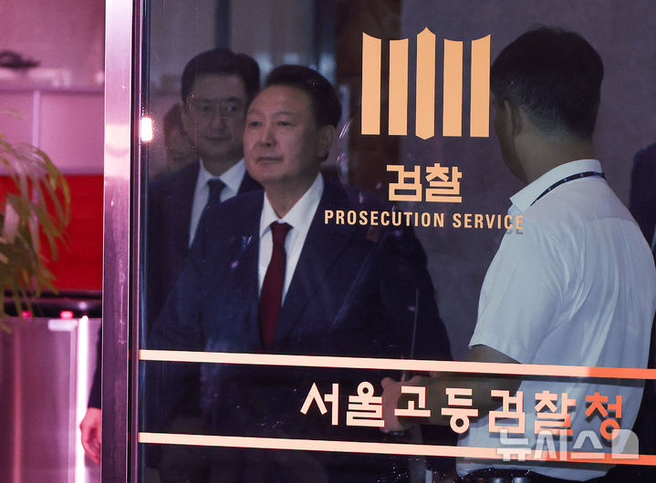 [서울=뉴시스] 이영환 기자 = 내란특검 대면조사를 마친 윤석열 전 대통령이 29일 오전 서울 서초구 서울고검에 마련된 내란특검 사무실에서 나와 귀가하고 있다. (공동취재) 2025.06.29. photo@newsis.com